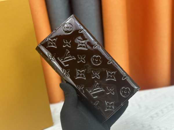 Louis Vuitton Ví phong bì này được làm bằng vải Monogram thanh lịch