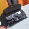 Louis Vuitton Ví phong bì này được làm bằng vải Monogram thanh lịch