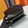 Louis Vuitton Ví phong bì này được làm bằng vải Monogram thanh lịch