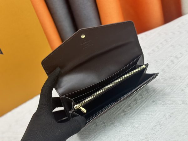 Louis Vuitton Ví phong bì này được làm bằng vải Monogram thanh lịch