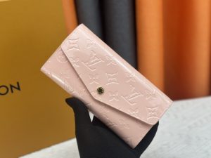 Louis Vuitton Ví phong bì này được làm bằng vải Monogram thanh lịch