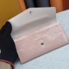 Louis Vuitton Ví phong bì này được làm bằng vải Monogram thanh lịch