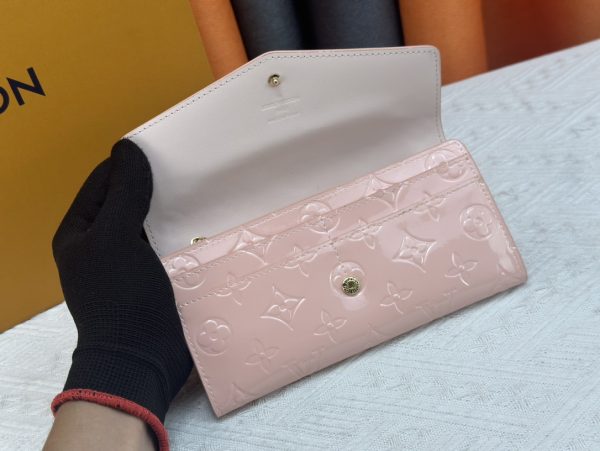 Louis Vuitton Ví phong bì này được làm bằng vải Monogram thanh lịch
