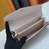Louis Vuitton Ví phong bì này được làm bằng vải Monogram thanh lịch