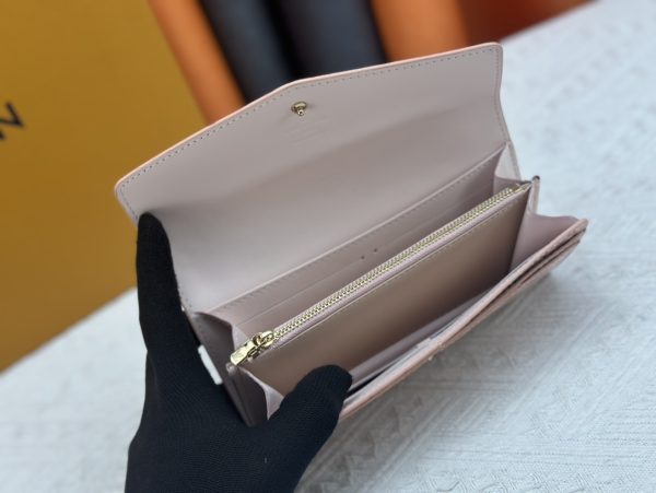 Louis Vuitton Ví phong bì này được làm bằng vải Monogram thanh lịch