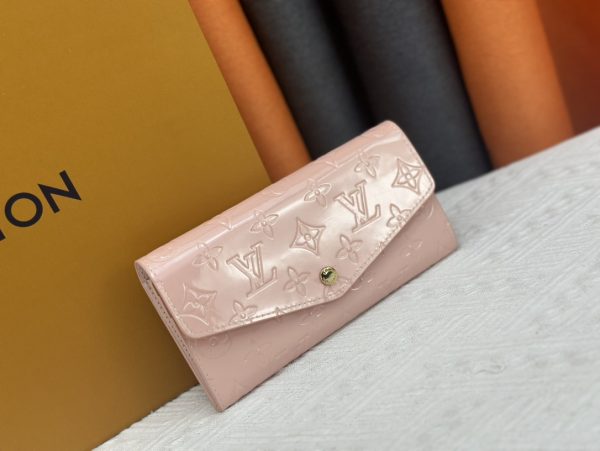 Louis Vuitton Ví phong bì này được làm bằng vải Monogram thanh lịch