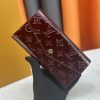 Louis Vuitton Ví phong bì này được làm bằng vải Monogram thanh lịch