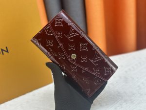 Louis Vuitton Ví phong bì này được làm bằng vải Monogram thanh lịch