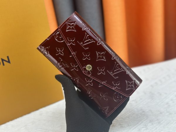 Louis Vuitton Ví phong bì này được làm bằng vải Monogram thanh lịch