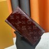 Louis Vuitton Ví phong bì này được làm bằng vải Monogram thanh lịch