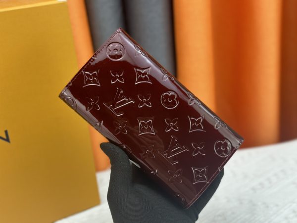 Louis Vuitton Ví phong bì này được làm bằng vải Monogram thanh lịch