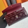 Louis Vuitton Ví phong bì này được làm bằng vải Monogram thanh lịch