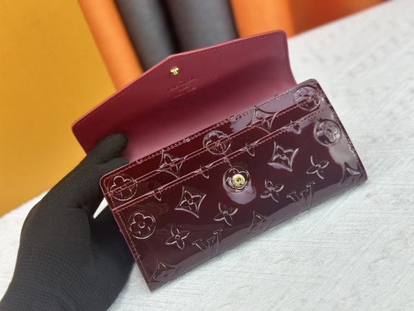 Louis Vuitton Ví phong bì này được làm bằng vải Monogram thanh lịch