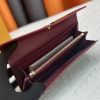 Louis Vuitton Ví phong bì này được làm bằng vải Monogram thanh lịch