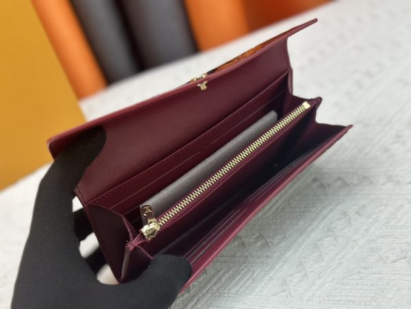 Louis Vuitton Ví phong bì này được làm bằng vải Monogram thanh lịch
