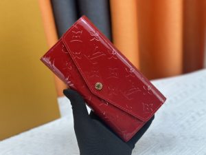 Louis Vuitton Ví phong bì này được làm bằng vải Monogram thanh lịch