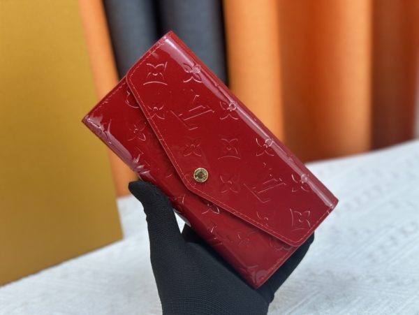 Louis Vuitton Ví phong bì này được làm bằng vải Monogram thanh lịch