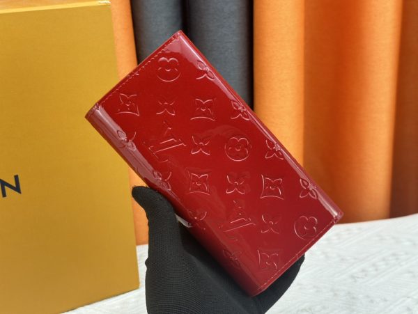 Louis Vuitton Ví phong bì này được làm bằng vải Monogram thanh lịch