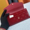 Louis Vuitton Ví phong bì này được làm bằng vải Monogram thanh lịch