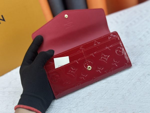 Louis Vuitton Ví phong bì này được làm bằng vải Monogram thanh lịch