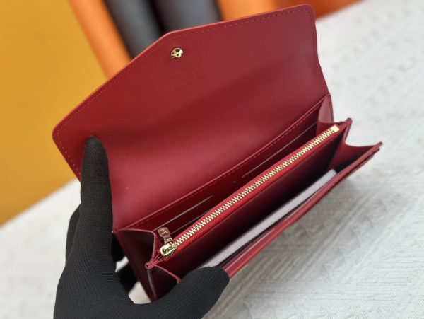 Louis Vuitton Ví phong bì này được làm bằng vải Monogram thanh lịch