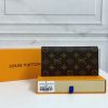 Louis Vuitton Ví Brazza được làm bằng Monogram này tỏa ra sự nam tính không thể chối cãi