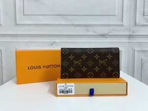 Louis Vuitton Ví Brazza được làm bằng Monogram này tỏa ra sự nam tính không thể chối cãi