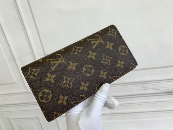 Louis Vuitton Ví Brazza được làm bằng Monogram này tỏa ra sự nam tính không thể chối cãi