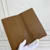 Louis Vuitton Ví Brazza được làm bằng Monogram này tỏa ra sự nam tính không thể chối cãi