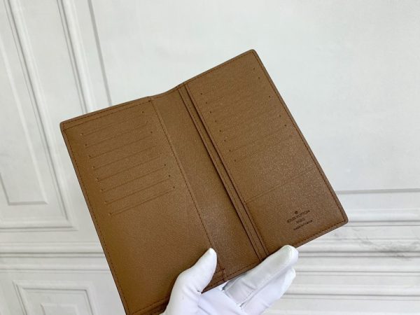 Louis Vuitton Ví Brazza được làm bằng Monogram này tỏa ra sự nam tính không thể chối cãi