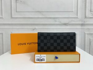Louis Vuitton Ví Brazza được làm bằng Monogram này tỏa ra sự nam tính không thể chối cãi