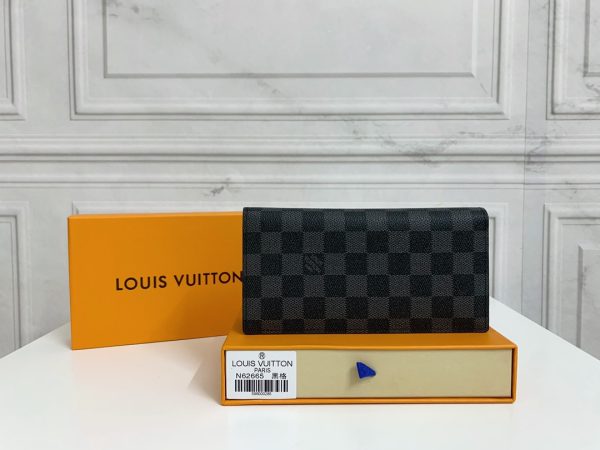 Louis Vuitton Ví Brazza được làm bằng Monogram này tỏa ra sự nam tính không thể chối cãi