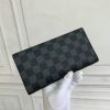 Louis Vuitton Ví Brazza được làm bằng Monogram này tỏa ra sự nam tính không thể chối cãi