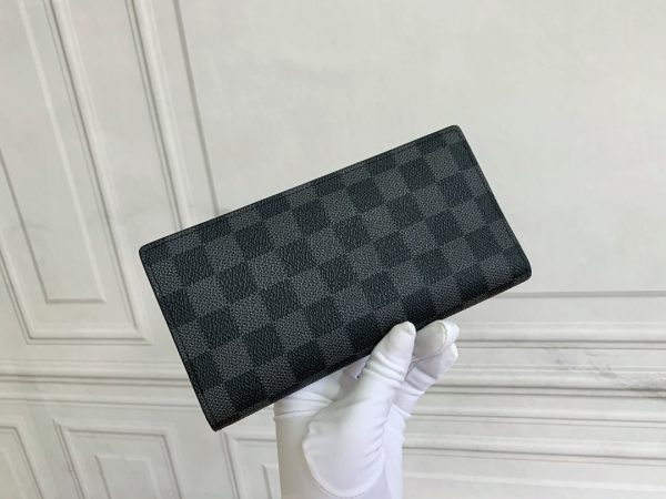 Louis Vuitton Ví Brazza được làm bằng Monogram này tỏa ra sự nam tính không thể chối cãi