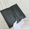 Louis Vuitton Ví Brazza được làm bằng Monogram này tỏa ra sự nam tính không thể chối cãi