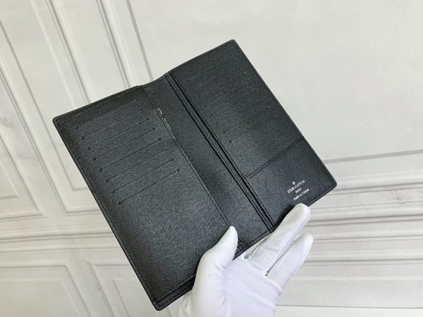 Louis Vuitton Ví Brazza được làm bằng Monogram này tỏa ra sự nam tính không thể chối cãi