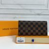 Louis Vuitton Ví Brazza được làm bằng Monogram này tỏa ra sự nam tính không thể chối cãi