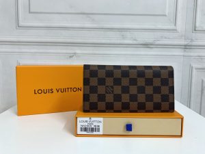 Louis Vuitton Ví Brazza được làm bằng Monogram này tỏa ra sự nam tính không thể chối cãi