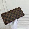 Louis Vuitton Ví Brazza được làm bằng Monogram này tỏa ra sự nam tính không thể chối cãi