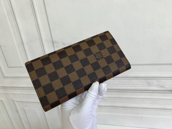 Louis Vuitton Ví Brazza được làm bằng Monogram này tỏa ra sự nam tính không thể chối cãi