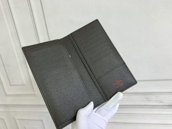 Louis Vuitton Ví Brazza được làm bằng Monogram này tỏa ra sự nam tính không thể chối cãi