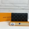 Louis Vuitton Ví Brazza được làm bằng Monogram này tỏa ra sự nam tính không thể chối cãi
