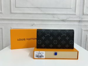 Louis Vuitton Ví Brazza được làm bằng Monogram này tỏa ra sự nam tính không thể chối cãi