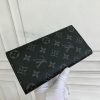 Louis Vuitton Ví Brazza được làm bằng Monogram này tỏa ra sự nam tính không thể chối cãi
