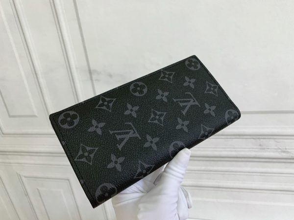Louis Vuitton Ví Brazza được làm bằng Monogram này tỏa ra sự nam tính không thể chối cãi
