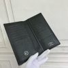 Louis Vuitton Ví Brazza được làm bằng Monogram này tỏa ra sự nam tính không thể chối cãi