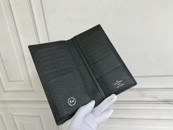Louis Vuitton Ví Brazza được làm bằng Monogram này tỏa ra sự nam tính không thể chối cãi