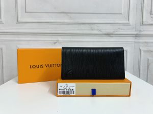 Louis Vuitton Ví Brazza được làm bằng Monogram này tỏa ra sự nam tính không thể chối cãi