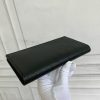 Louis Vuitton Ví Brazza được làm bằng Monogram này tỏa ra sự nam tính không thể chối cãi