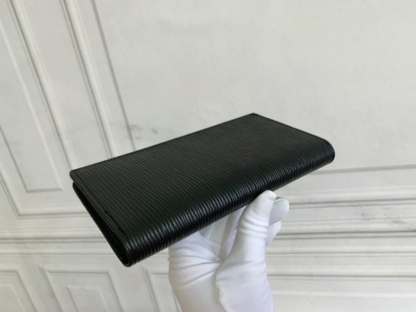 Louis Vuitton Ví Brazza được làm bằng Monogram này tỏa ra sự nam tính không thể chối cãi